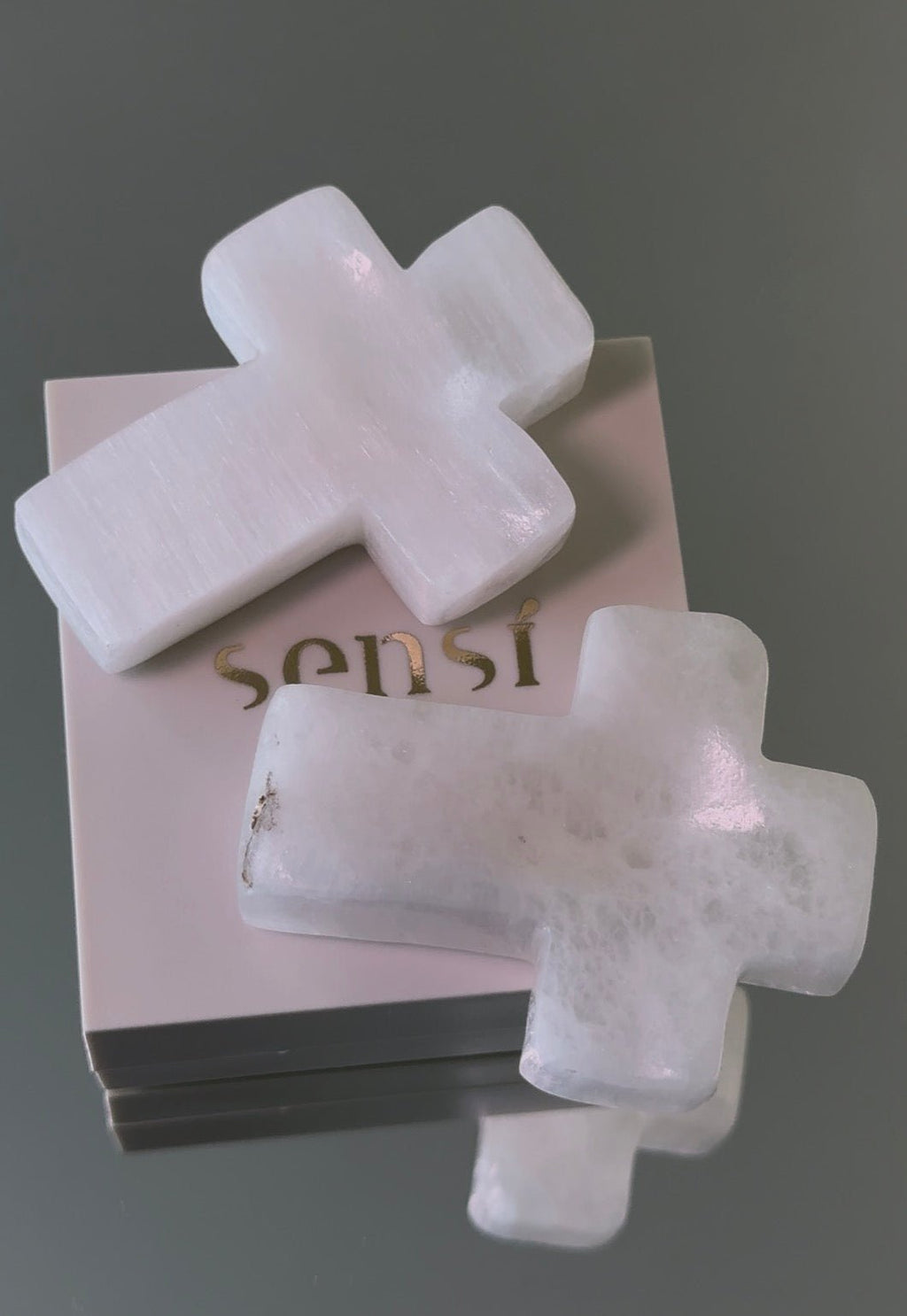 Cruz de Selenita Esculpida à Mão - Sensí