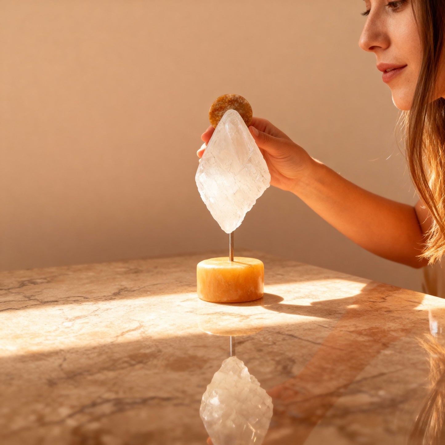 Nossa Senhora: Aliança — Escultura Diamante em Selenita - Sensí