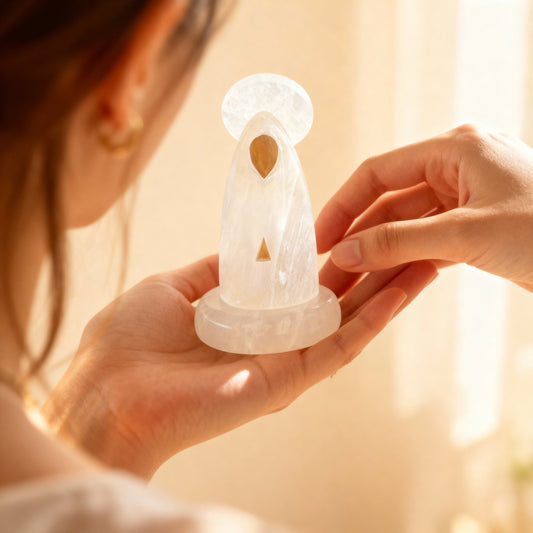 Nossa Senhora: Clareza Espiritual — Escultura em Selenita - Sensí